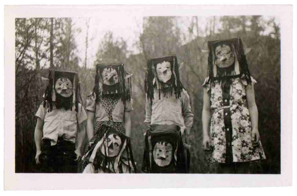 creepy vintage halloween costumes - atchuup (3)