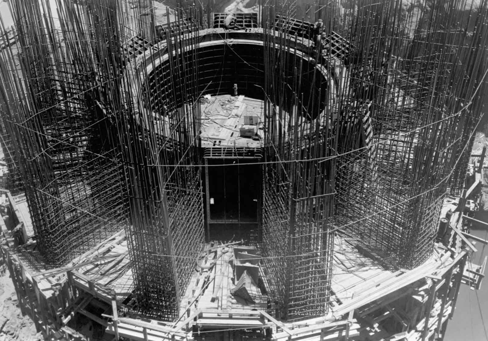 Building the Hoover Dam 15
