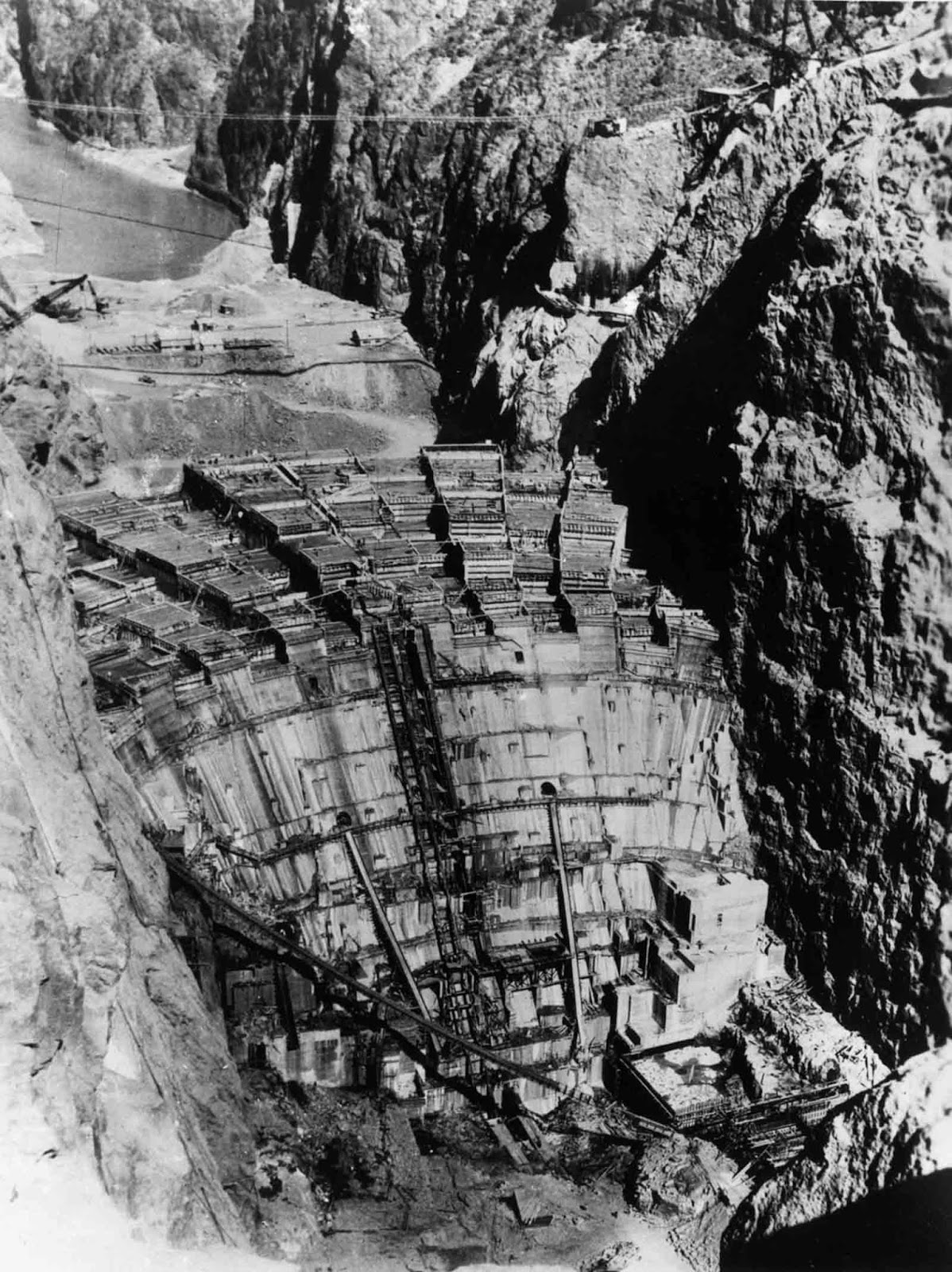 Building the Hoover Dam 10