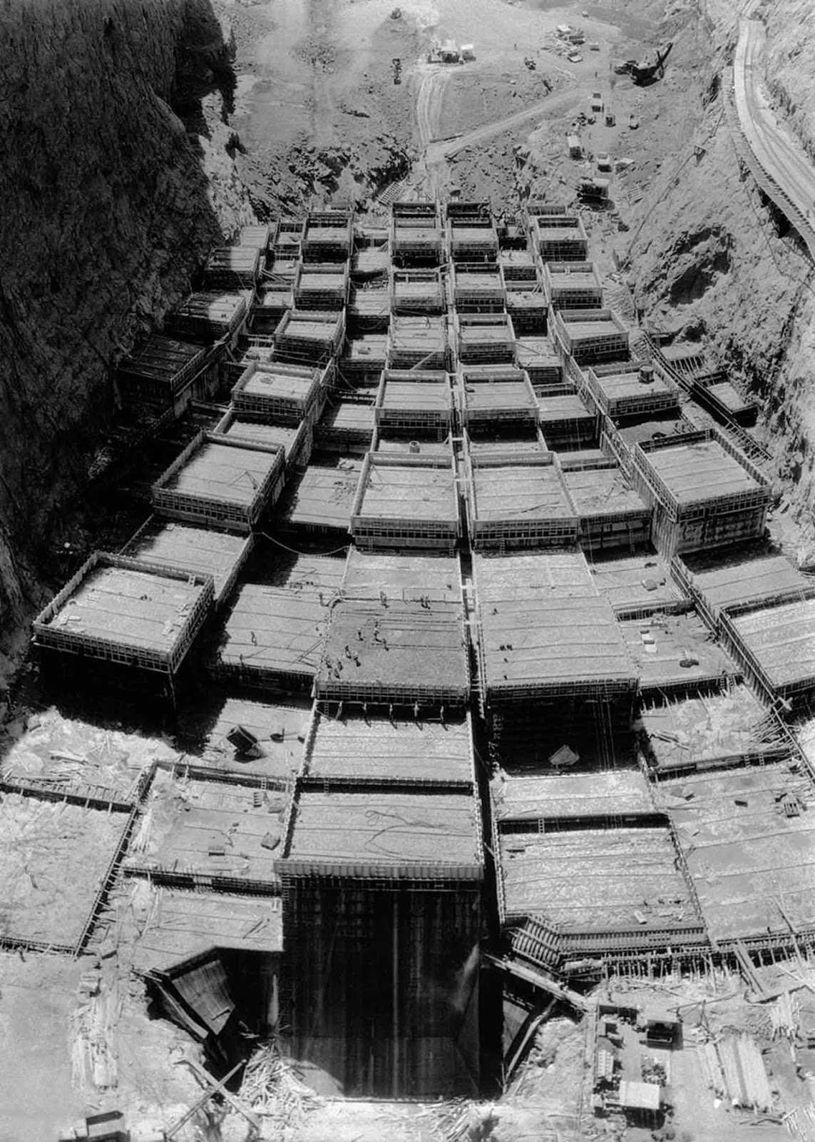 Building the Hoover Dam 9