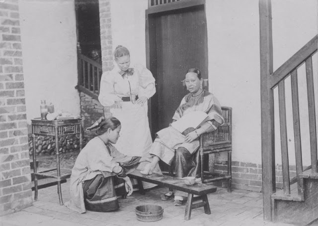 Chinese Women With Bound Feet 1