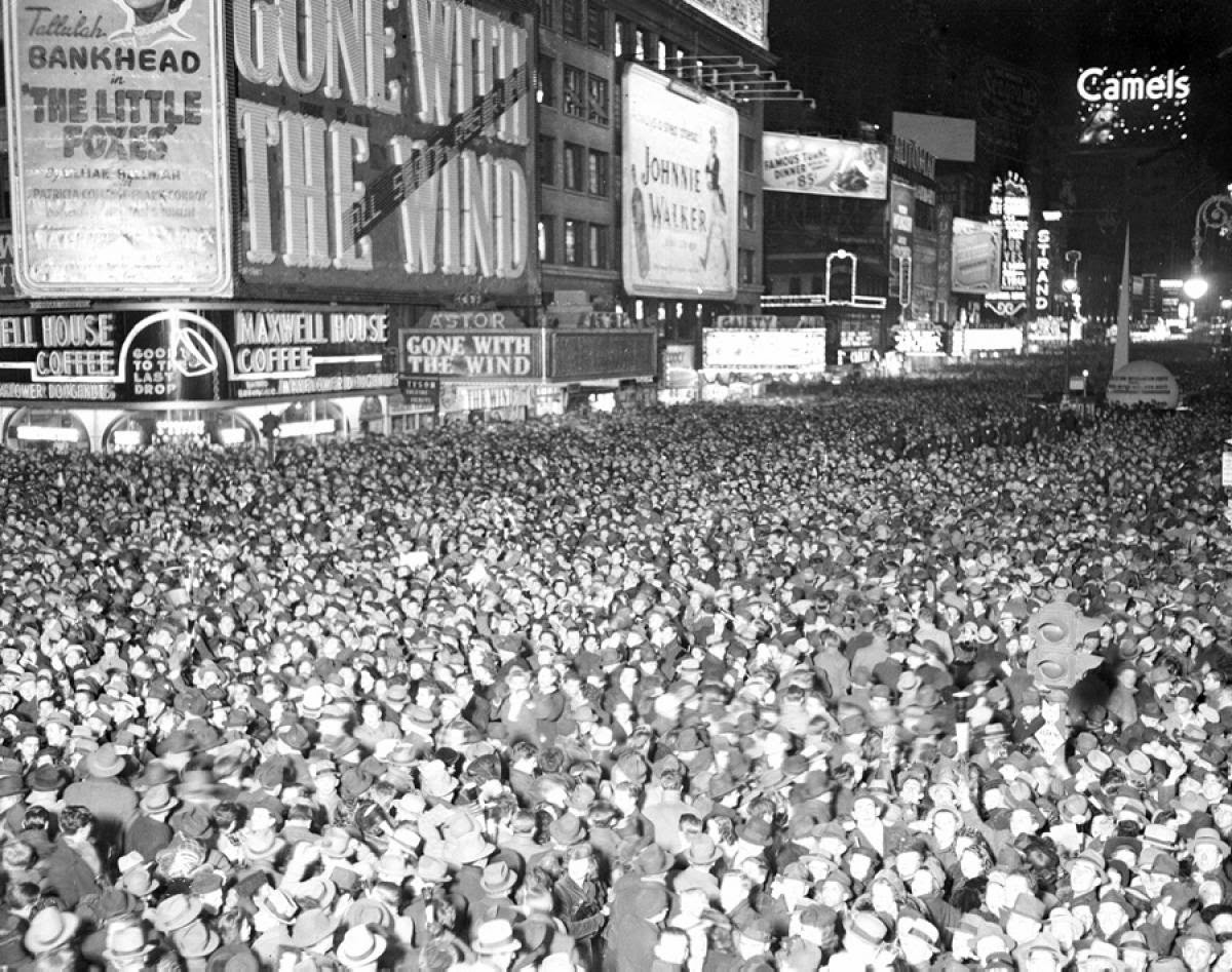 TIMES SQUARE NEW YEARS EVE 1949 IN NYC 11x14 SILVER HALIDE PHOTO PRINT 