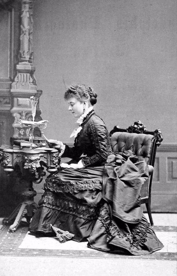 victorian-girls-and-their-books-3