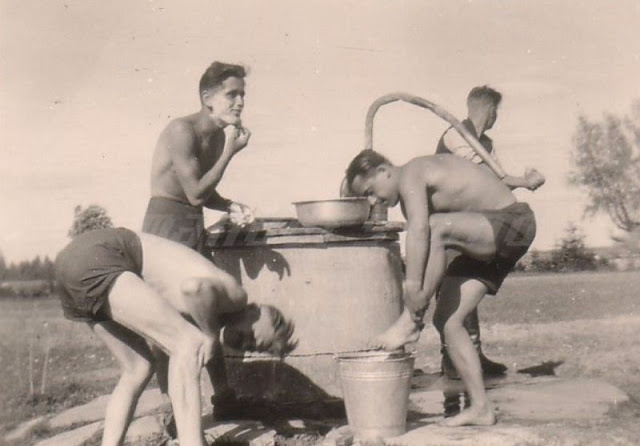 world-war-ii-soldiers-showering-4
