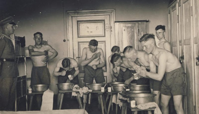 world-war-ii-soldiers-showering-10