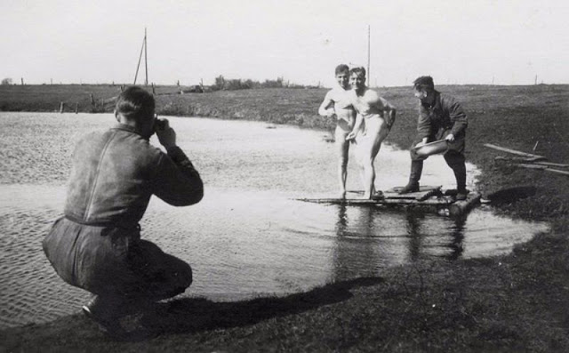 wwii-soldiers-bathing-15