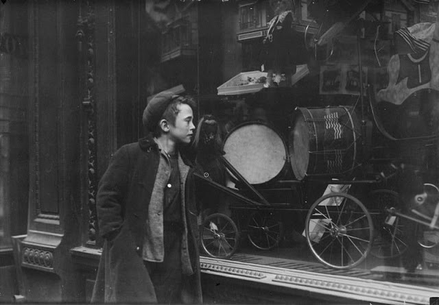 window-shopping-in-1900s-3