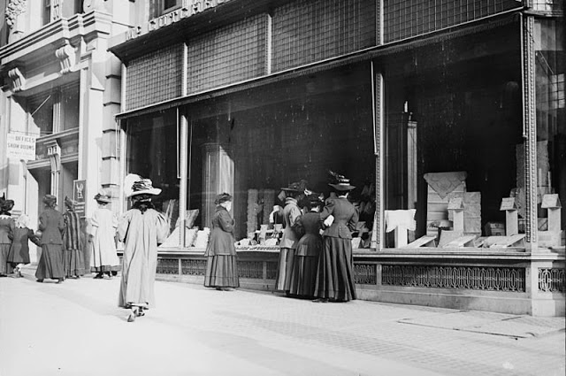 window-shopping-in-1900s-2