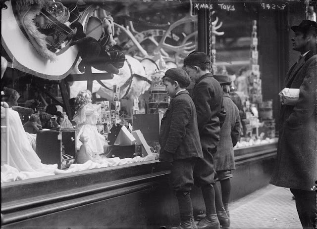 window-shopping-in-1900s-4