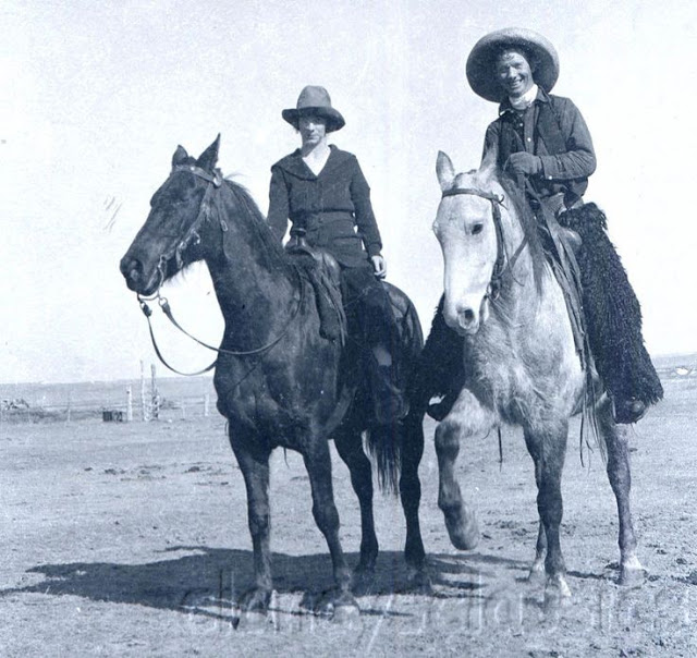 Cowgirls in the early 20th century (19)