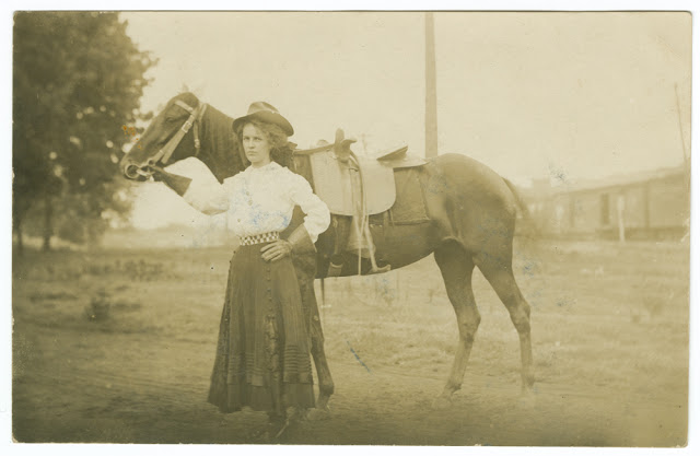 Cowgirls in the early 20th century (1)