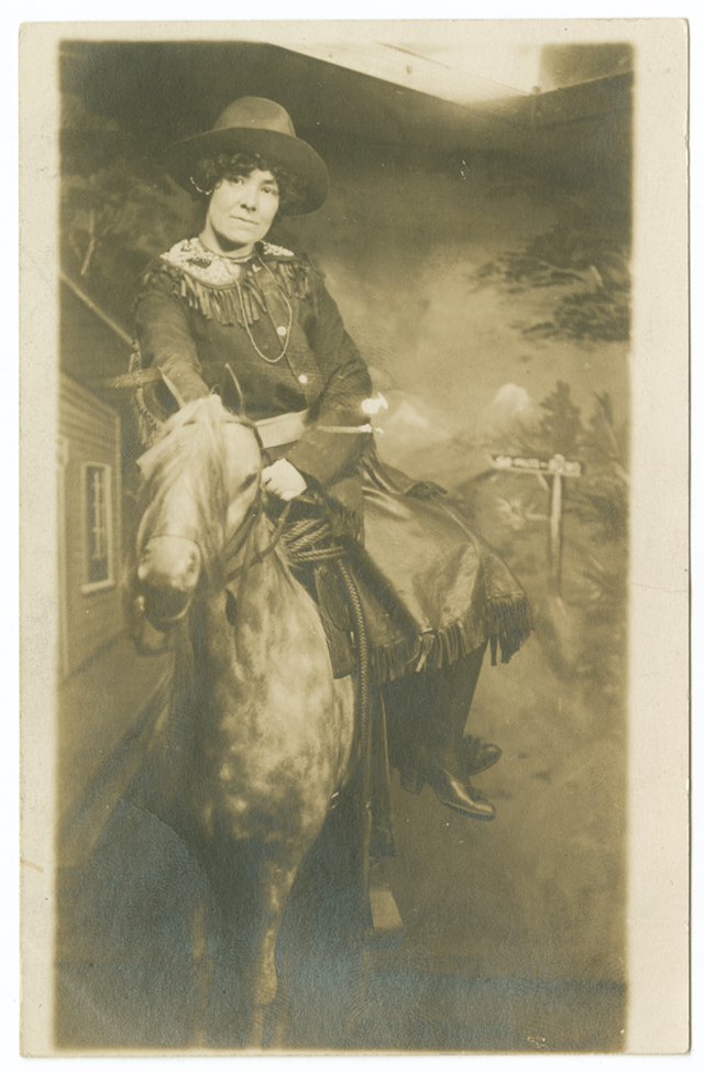 Cowgirls in the early 20th century (3)