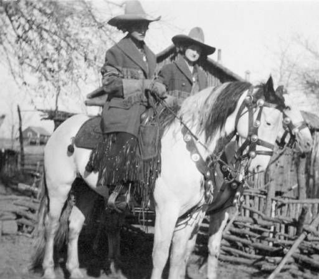 Cowgirls in the early 20th century (14)
