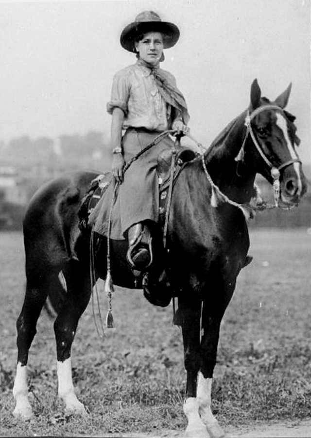 Cowgirls in the early 20th century (8)