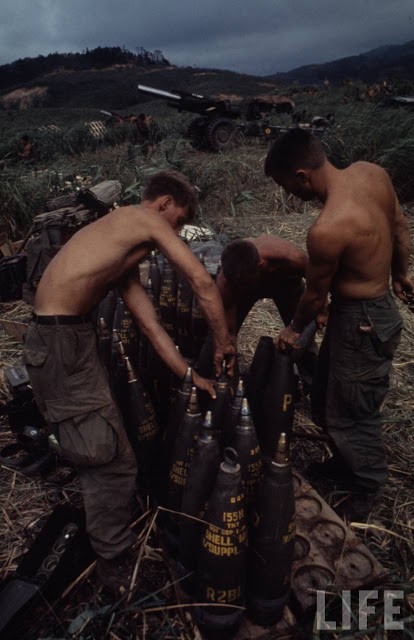 Larry-Burrows-Vietnam-war-photos-13