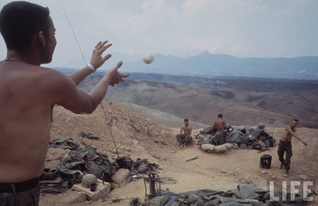 Larry-Burrows-Vietnam-war-photos-68