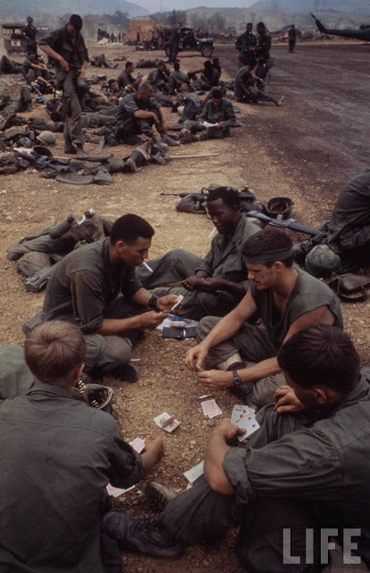 Larry-Burrows-Vietnam-war-photos-69