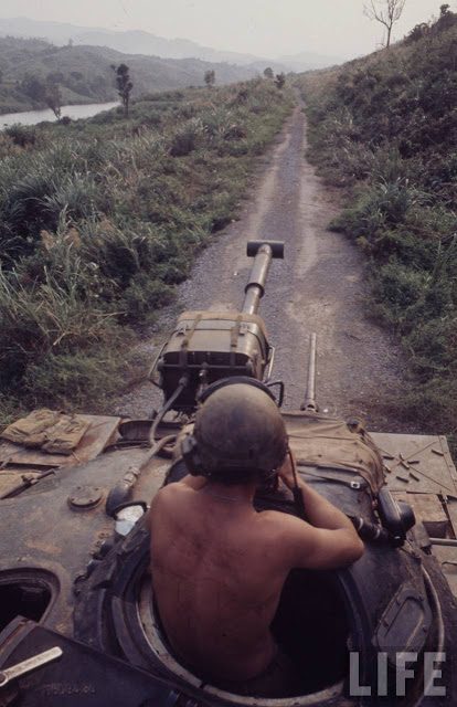 Larry-Burrows-Vietnam-war-photos-18