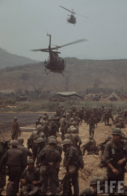 Larry-Burrows-Vietnam-war-photos-12