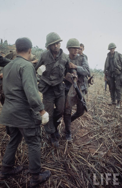 Larry-Burrows-Vietnam-war-photos-31
