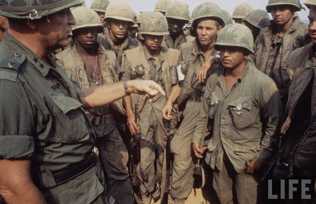 Larry-Burrows-Vietnam-war-photos-26