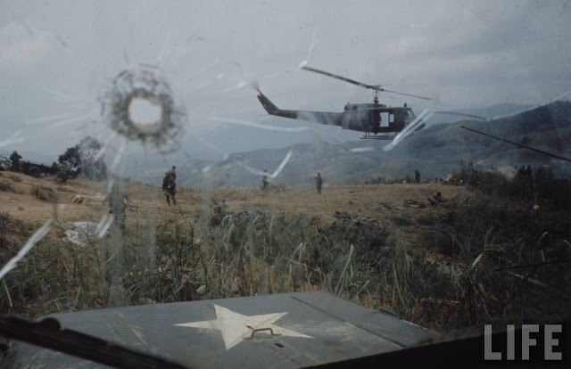 Larry-Burrows-Vietnam-war-photos-28