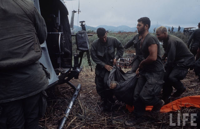Larry-Burrows-Vietnam-war-photos-9
