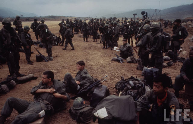 Larry-Burrows-Vietnam-war-photos-10