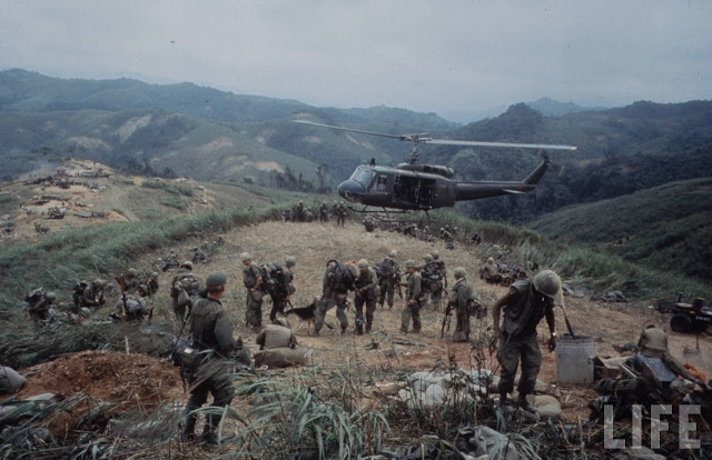Larry-Burrows-Vietnam-war-photos-23