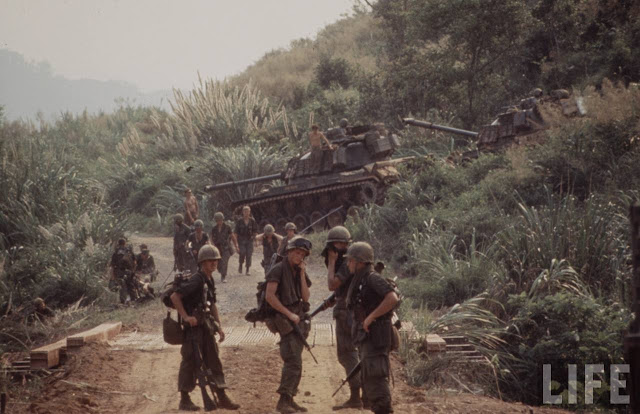 Larry-Burrows-Vietnam-war-photos-65