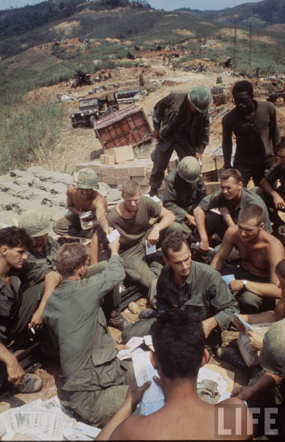 Larry-Burrows-Vietnam-war-photos-16