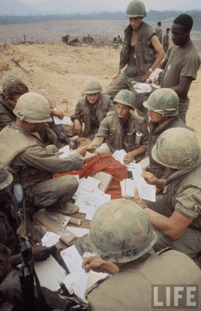 Larry-Burrows-Vietnam-war-photos-15