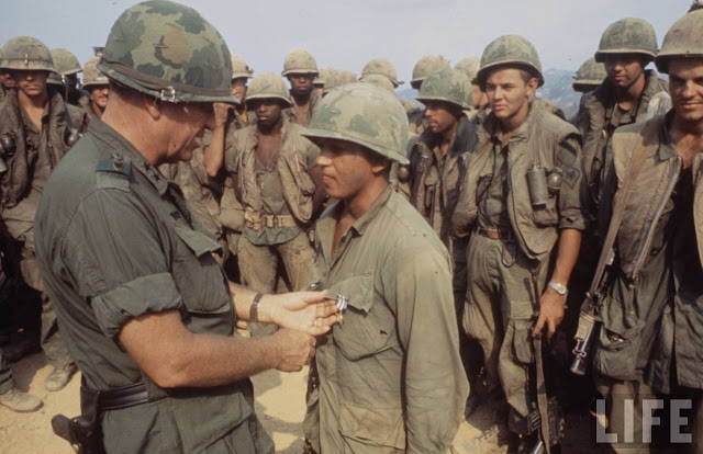 Larry-Burrows-Vietnam-war-photos-66