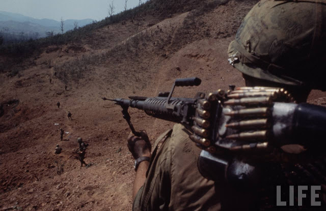 Larry-Burrows-Vietnam-war-photos-30