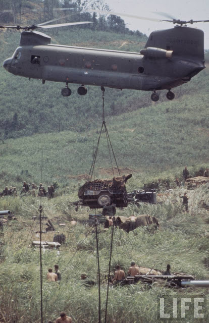 Larry-Burrows-Vietnam-war-photos-24