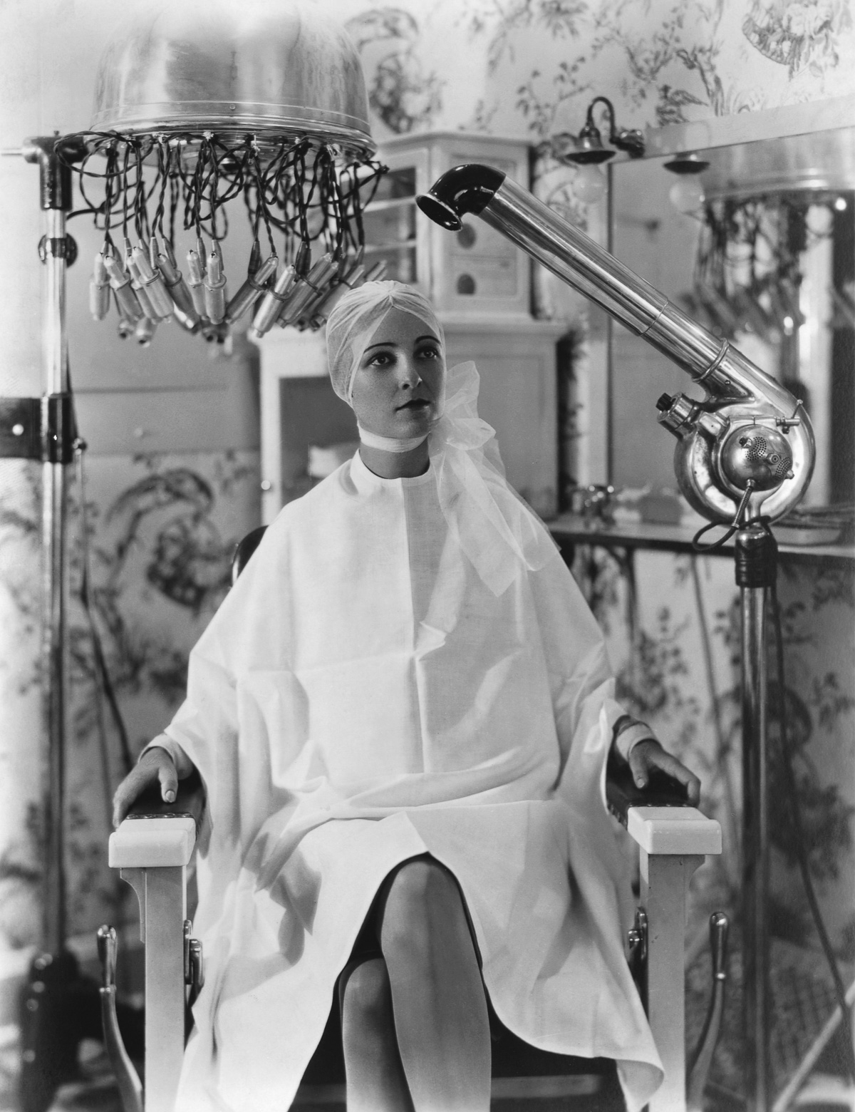 ca. 1928 --- Woman in Beauty Parlor --- Image by © CORBIS