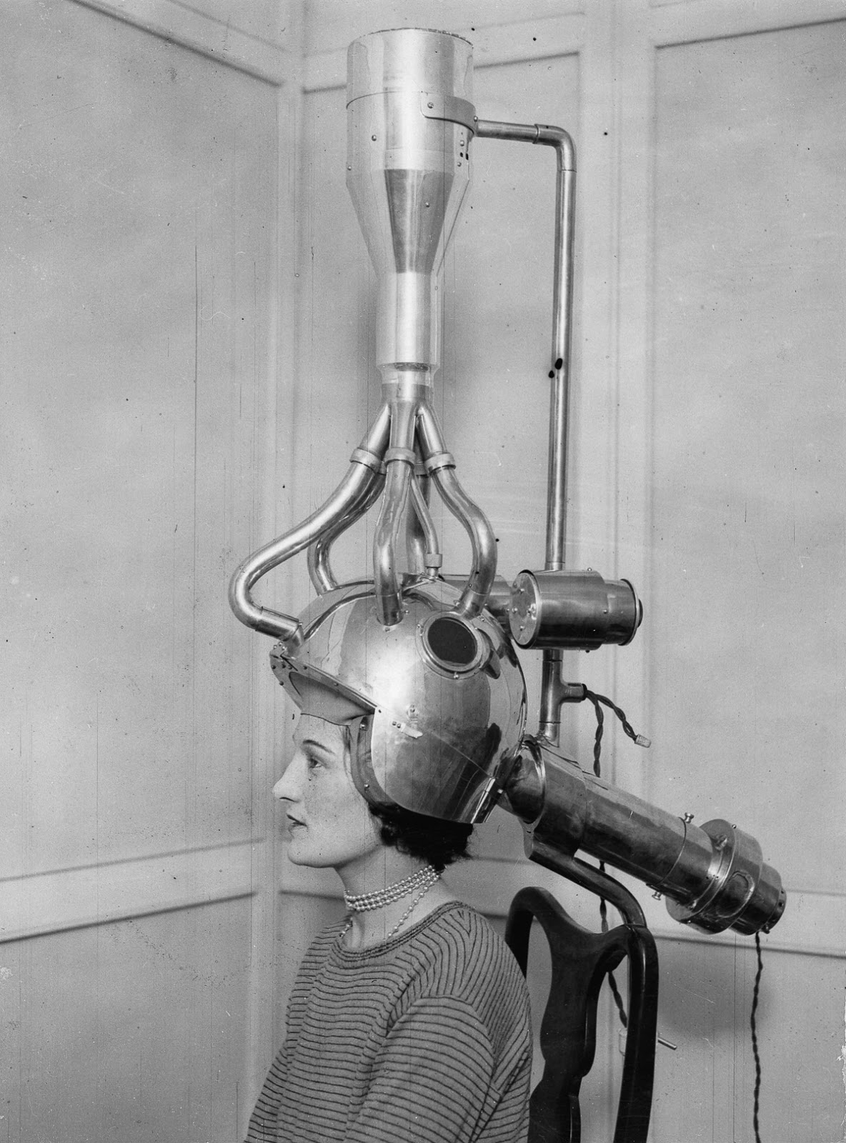 Vintage Photos of the Early Hair Dryers from Between the 1920s and 1940s |  History Daily