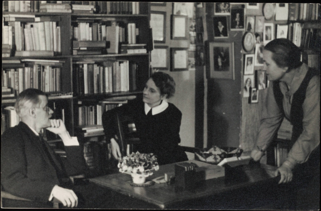 James-Joyce-photographed-with-Sylvia-Beach-and-Adrienne-Monnier-at-Shakespeare-Co.-Paris.-1920-1024x674