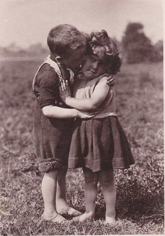 Vintage-First-Kiss-13