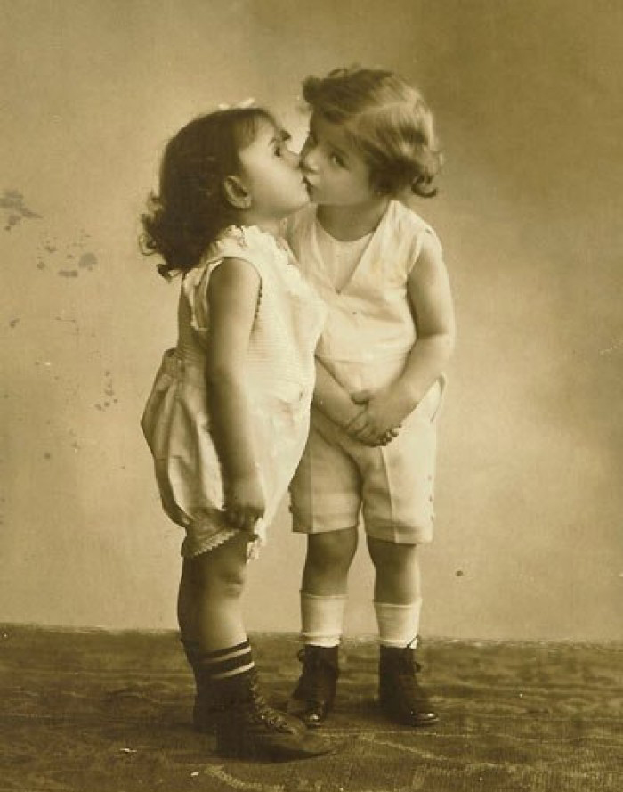Vintage-First-Kiss-4