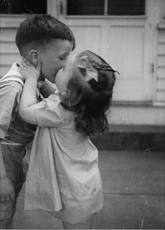 Vintage-First-Kiss-12