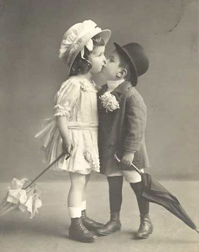 Vintage-First-Kiss-10