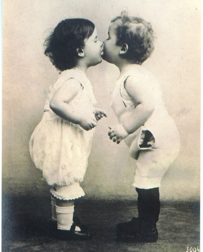 Vintage-First-Kiss-14