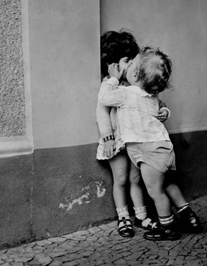 Vintage-First-Kiss-16