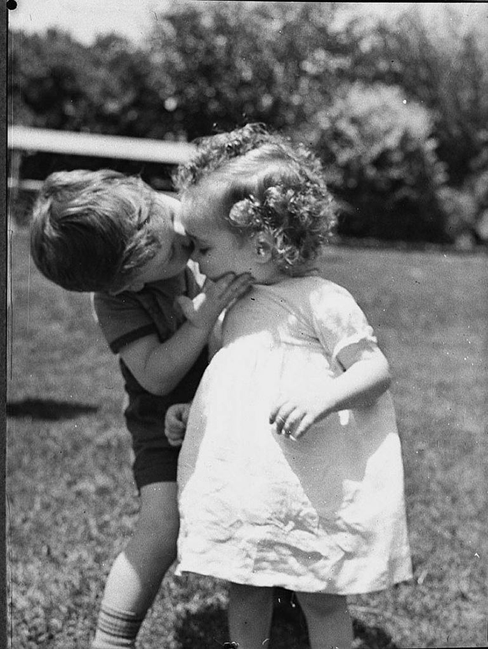 Vintage-First-Kiss-8